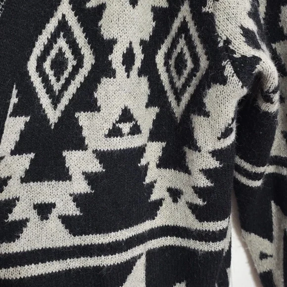 LuLaRoe Women's Cardigan Sweater Black/White Southwest Design Cozy Soft Sz M EUC - Picture 4 of 9